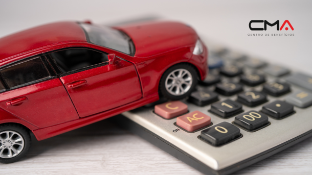 Carro vermelho em cima de uma calculadora