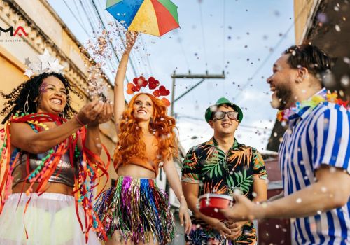 Pessoas pulando carnaval nas ruas de uma pequena cidade