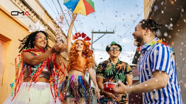 Pessoas pulando carnaval nas ruas de uma pequena cidade